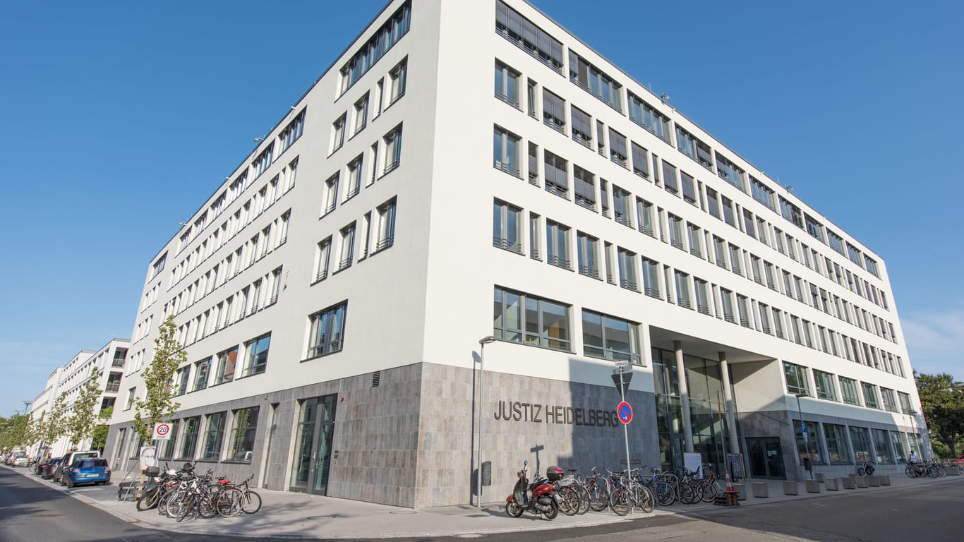 Justizgebäude Heidelberg: Ein Leiter einer Lehreinrichtung soll sich an Schülern vergangen haben und ist nun vor dem Landgericht angeklagt.