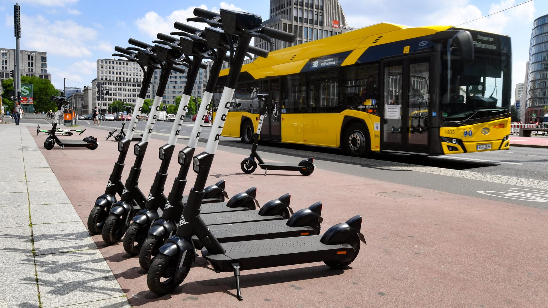 E-Tretroller stehen am Potsdamer Platz: Schon vor der Krise war der Markt neuer Verkehrsanbieter hart umkämpft. Mit Corona hat sich der Wettbewerb noch einmal verschärft.