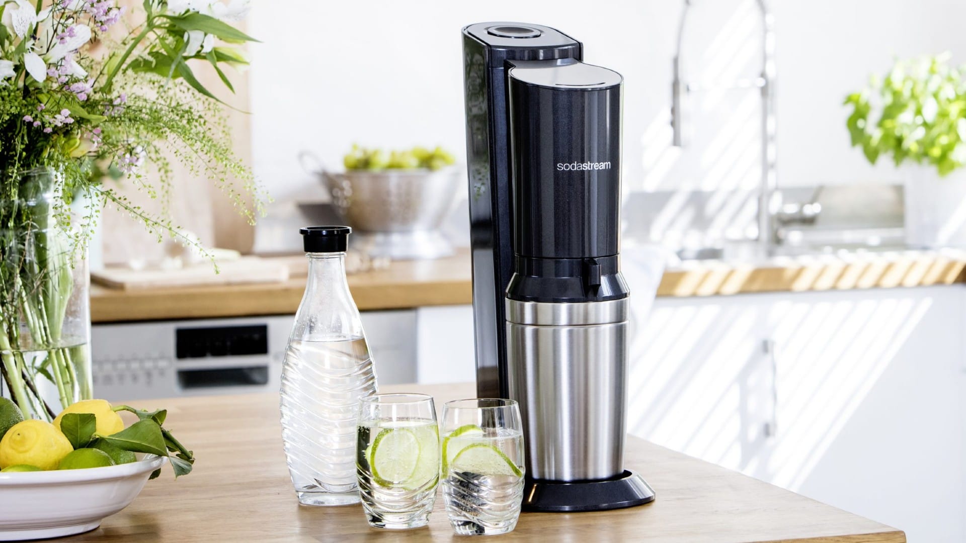 Mit dem Wassersprudler von Sodastream erhalten Sie Sprudelwasser auf Knopfdruck. Heute ist das Modell mit viel Zubehör so günstig wie nie.