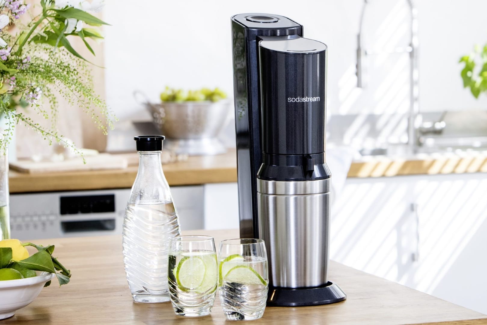 Mit dem Wassersprudler von Sodastream erhalten Sie Sprudelwasser auf Knopfdruck. Heute ist das Modell mit viel Zubehör so günstig wie nie.