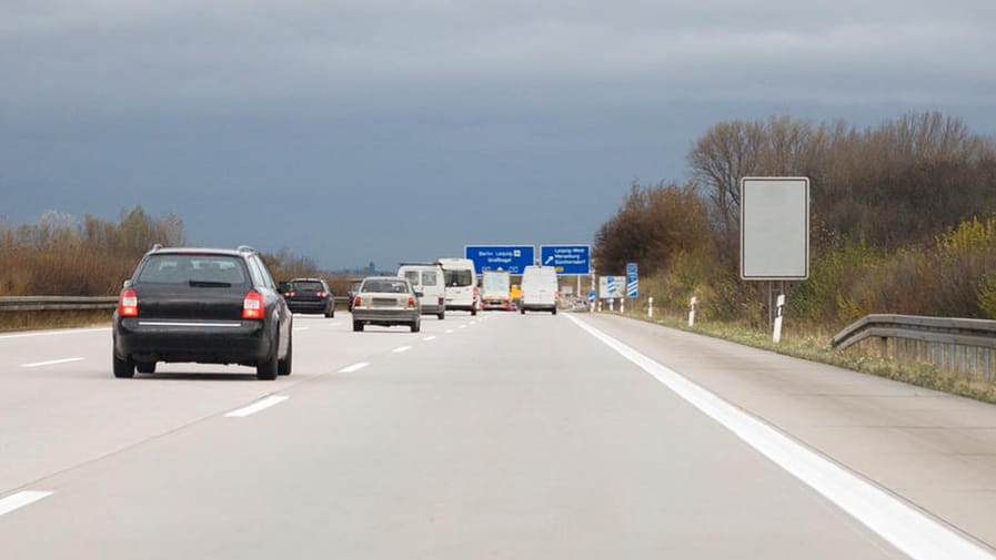 Immer auf der Mittelspur unterwegs: Autofahrer gefährden damit sich und andere. Deshalb drohen harte Konsequenzen.