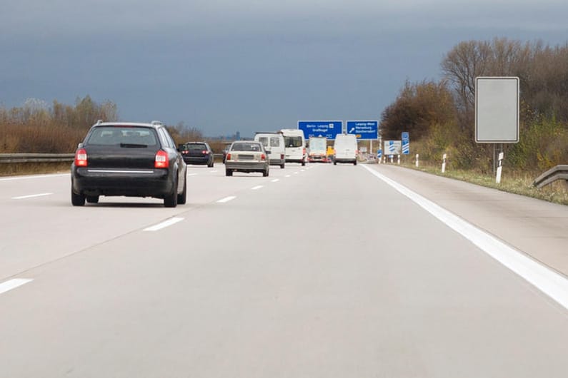 Immer auf der Mittelspur unterwegs: Autofahrer gefährden damit sich und andere. Deshalb drohen harte Konsequenzen.