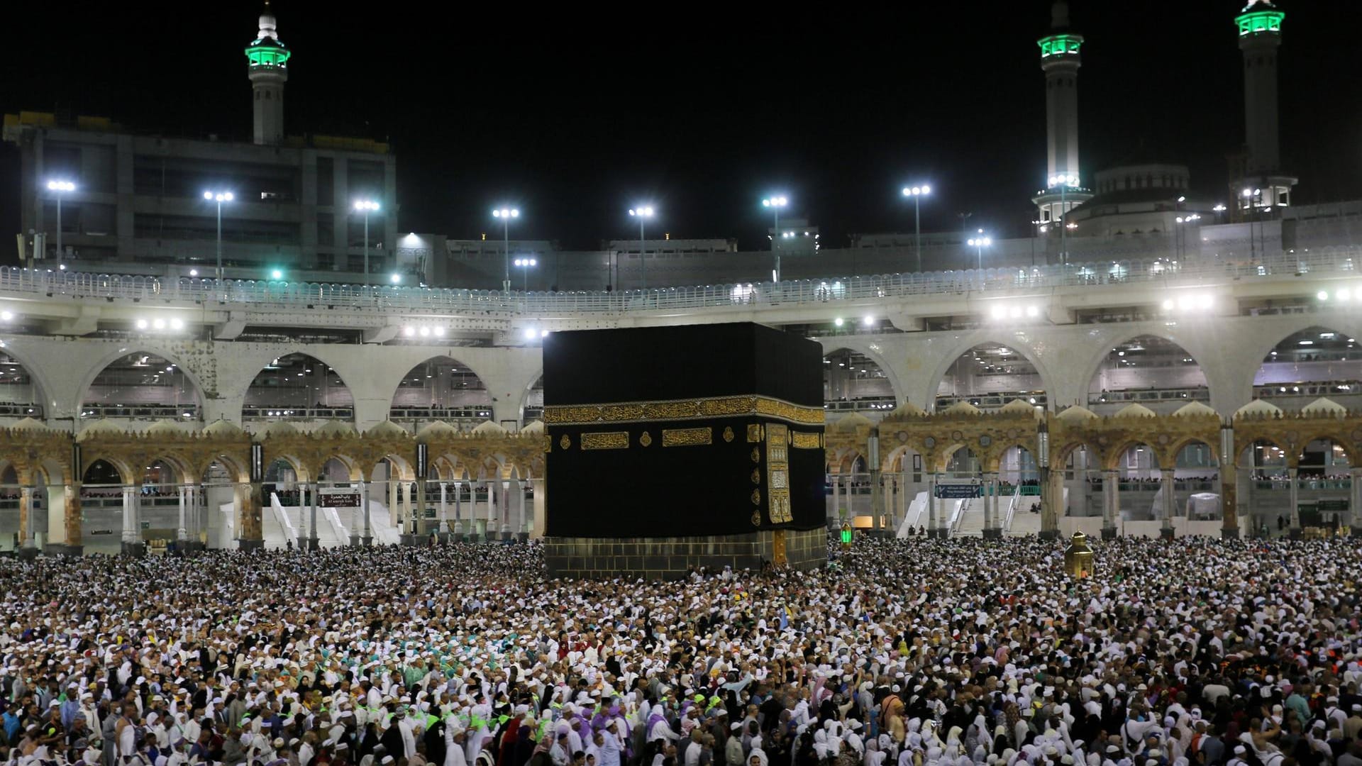 Muslimische Pilger an der heiligen Kabaa in Mekka (Archivbild): Dieses Jahr werden die Regeln für die traditionelle Pilgerfahrt wegen der Corona-Pandemie verschärft.