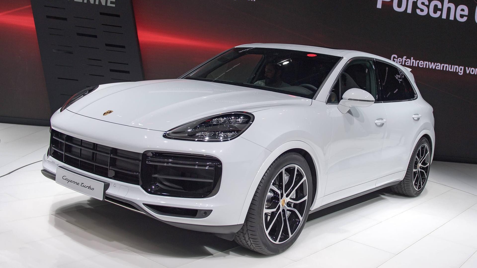 Eine Porsche Cayenne Turbo auf einer Automobilausstellung (Symbolbild): Ein ähnliches Exemplar wurde in Düsseldorf gestohlen und in Wuppertal wiedergefunden. Eine Porsche Cayenne Turbo auf einer Automobilausstellung (Symbolbild): Ein ähnliches Exemplar wurde in Düsseldorf gestohlen und in Wuppertal wiedergefunden.