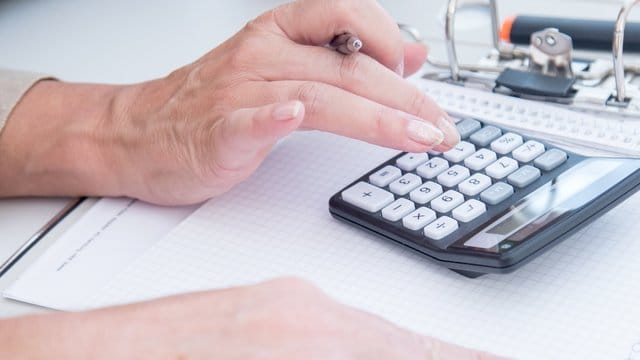 Manche Versicherte sollten jetzt genau rechnen - denn einige Versicherer haben die Prämien in ihren Pflegetagegeldtarifen deutlich angehoben. Manche Versicherte sollten jetzt genau rechnen - denn einige Versicherer haben die Prämien in ihren Pflegetagegeldtarifen deutlich angehoben.