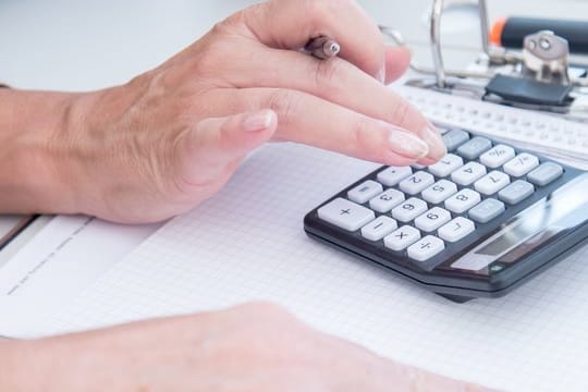Manche Versicherte sollten jetzt genau rechnen - denn einige Versicherer haben die Prämien in ihren Pflegetagegeldtarifen deutlich angehoben.
