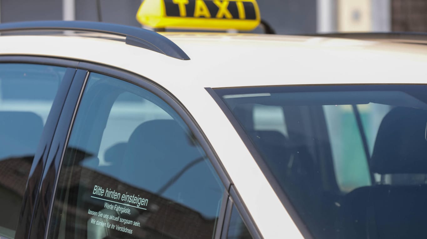 Ein Schriftzug bei einem Taxi weist auf den hinteren Einstieg hin (Symbolbild): In Bielefeld haben sich zwei Fahrgäste geweigert, eine Maske zu tragen.