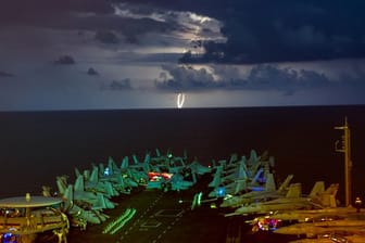 Militärjets stehen auf dem Flugdeck des Flugzeugträgers USS Nimitz (CVN 68) im Südchinesischen Meer während eines Gewitters.