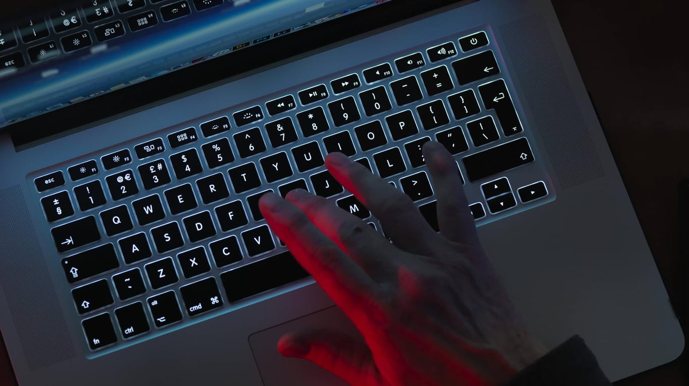 Ein Mann an einem Laptop: Der Verschlüsselungstrojaner "Try2Cry" will sich über UBS-Sticks verbreiten.