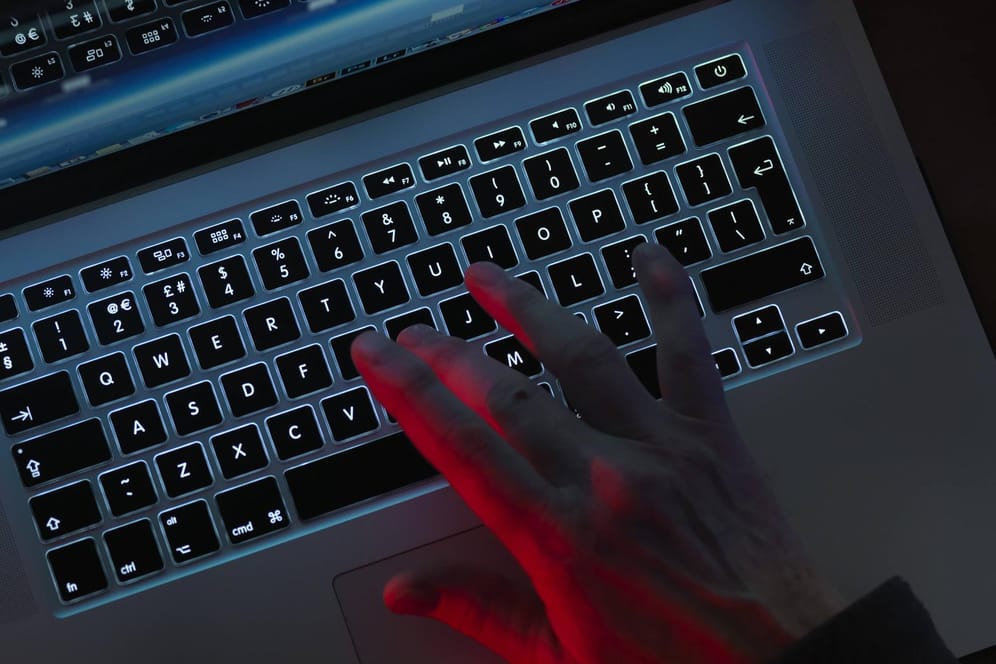 Ein Mann an einem Laptop: Der Verschlüsselungstrojaner "Try2Cry" will sich über UBS-Sticks verbreiten.