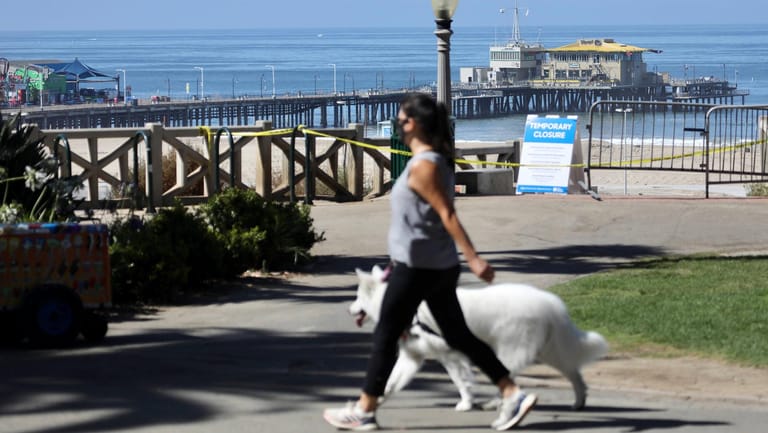 Santa Monica Beach in Los Angeles: Die Strände mussten im Juli kurzerhand gesperrt werden, weil die Bürger sich nicht an die Corona-Beschränkungen gehalten haben.