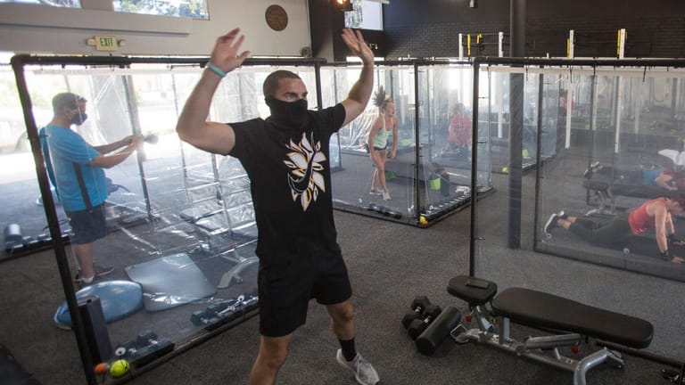 Sport in Corona-Zeiten: In vielen Fitnesstudios in L.A. sind Schutzmasken bei Kursen Pflicht.