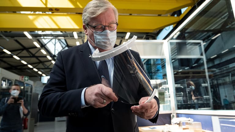 Kein Freund der Maske: Niedersachsens Wirtschaftsminister Bernd Althusmann (CDU) – mit Maske – beim Besuch des Laserzentrums Hannover.