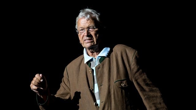 Dem Kabarettisten Gerhard Polt stehen 225 Liter Wein ins Haus.