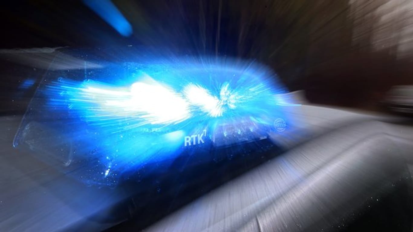 Ein Streifenwagen mit Blaulicht: In Bayern wollte ein Autofahrer der Polizei entkommen. (Symbolbild)