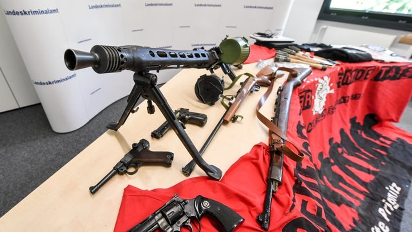 Bei einer Razzia gegen die Neonazi-Gruppe "Freie Kräfte Prignitz" sichergestellte Waffen und Materialien.