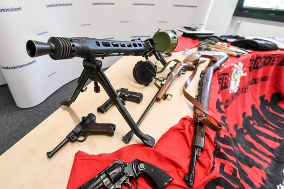 Bei einer Razzia gegen die Neonazi-Gruppe "Freie Kräfte Prignitz" sichergestellte Waffen und Materialien.