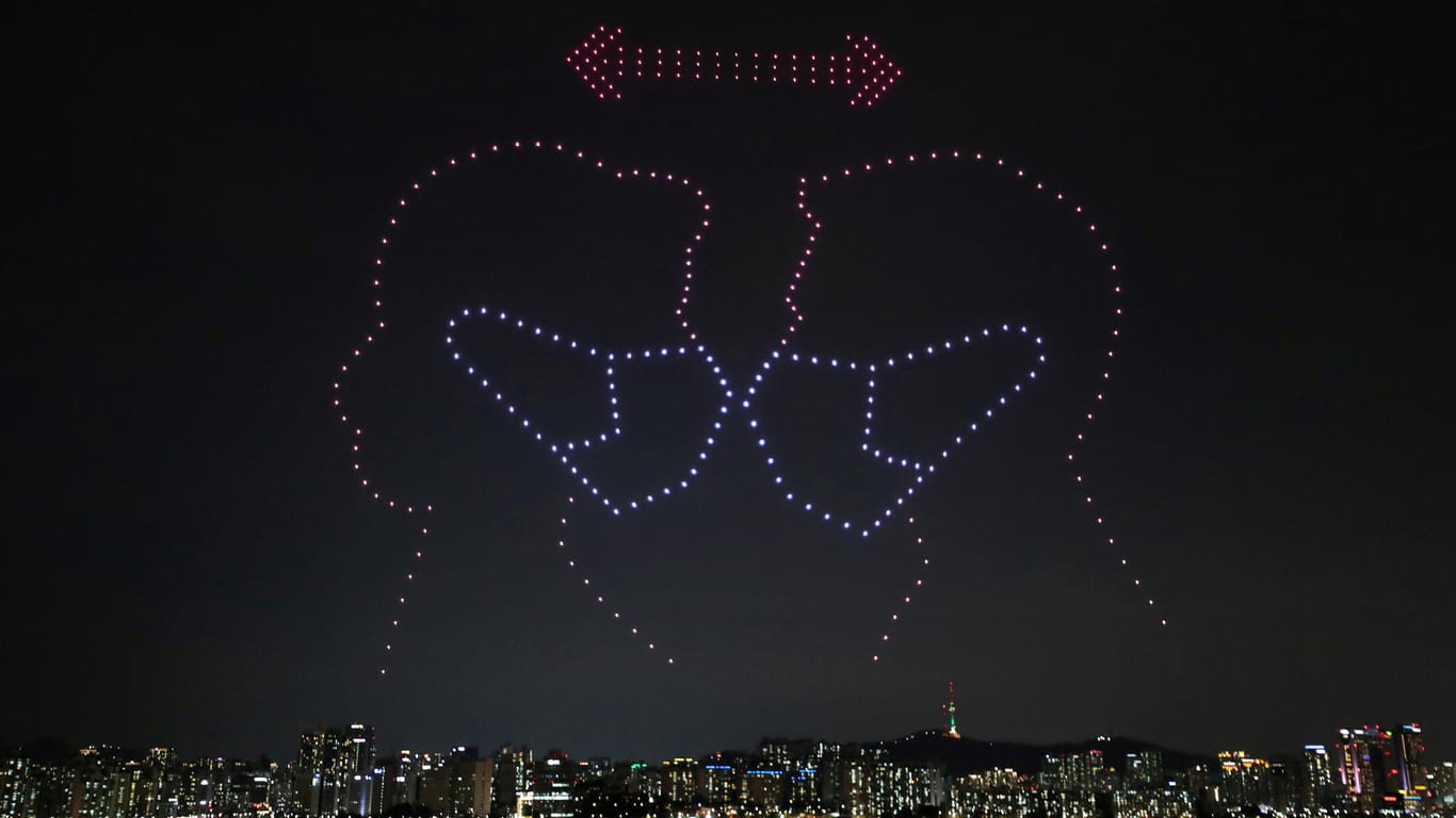 Drohnen über dem Han-Fluss in Südkorea: Drohnen zeichneten Botschaften und Danksagungen rund um die Corona-Pandemie in den nächtlichen Himmel.