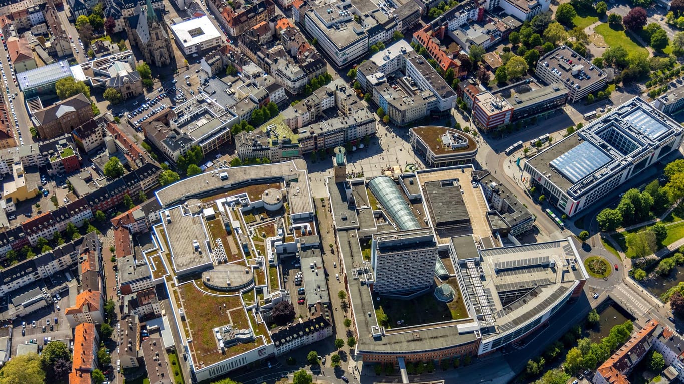 Luftbild von der Hagener Innenstadt mit historischem Rathaus und Einkaufszentrum: Die Stadt hat seit 2014 unter anderem für den Städtebau viel Geld aus Fördertöpfen erhalten.