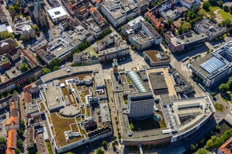 Luftbild von der Hagener Innenstadt mit historischem Rathaus und Einkaufszentrum: Die Stadt hat seit 2014 unter anderem für den Städtebau viel Geld aus Fördertöpfen erhalten.