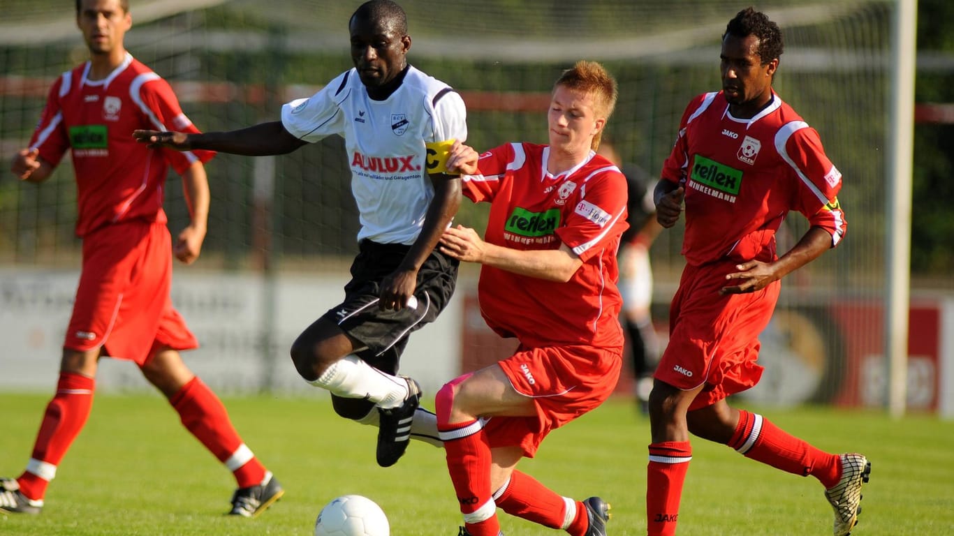 Aus dem Jahr 2008: Daniel Thioune (r.) spielte einst für Rot Weiss Ahlen an der Seite vom heutigen Bundesliga-Star Marco Reus.