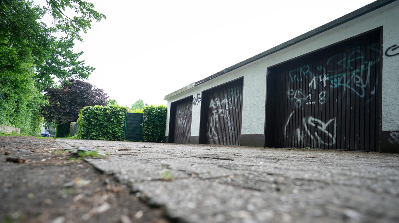 Ein Garagenhof in Dortmund: Hierhin hatten drei Schüler einen Lehrer gelockt, weil sie ihn laut Gericht ermorden wollten.