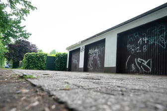 Ein Garagenhof in Dortmund: Hierhin hatten drei Schüler einen Lehrer gelockt, weil sie ihn laut Gericht ermorden wollten.
