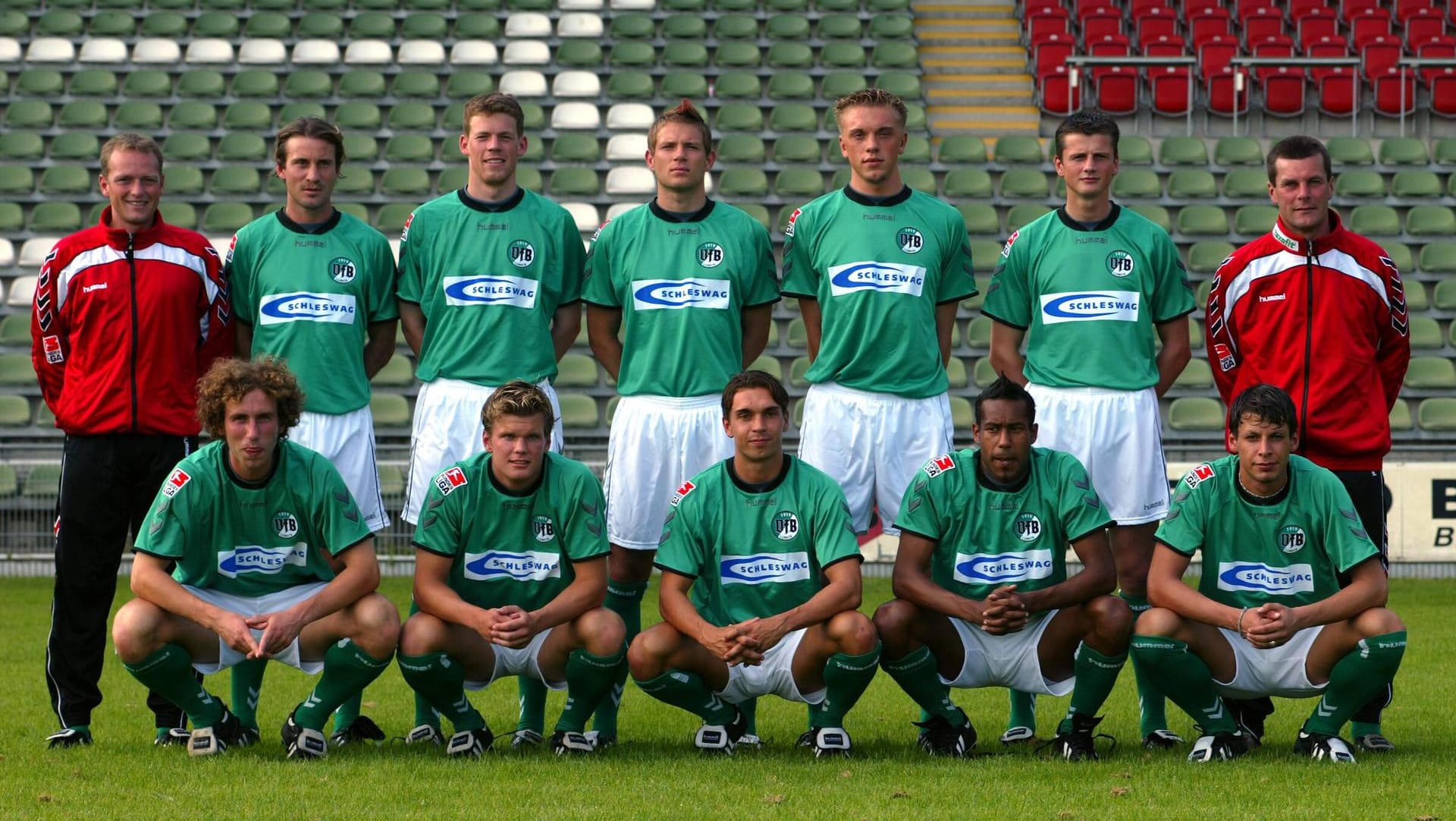 Aus dem Jahr 2002: Daniel Thioune (2.v.r.u.) als Spieler des VfB Lübeck. Sein Trainer damals war sein HSV-Vorgänger Dieter Hecking (r.o.).