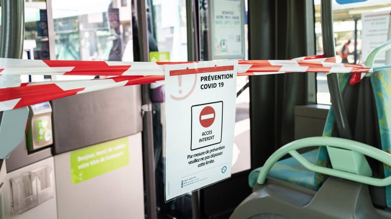 Ein Bus in Frankreich: Wegen der Coronavirus-Pandemie ist der Fahrerbereich abgesperrt. (Archivbild)
