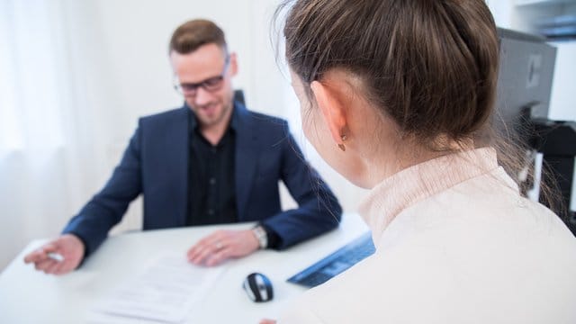 Wer bereits im Vorfeld weiß, dass sein Vorgesetzter einen Konflikt besprechen möchte, kann während der Unterhaltung gelassener bleiben.