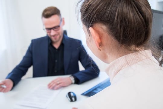 Wer bereits im Vorfeld weiß, dass sein Vorgesetzter einen Konflikt besprechen möchte, kann während der Unterhaltung gelassener bleiben.