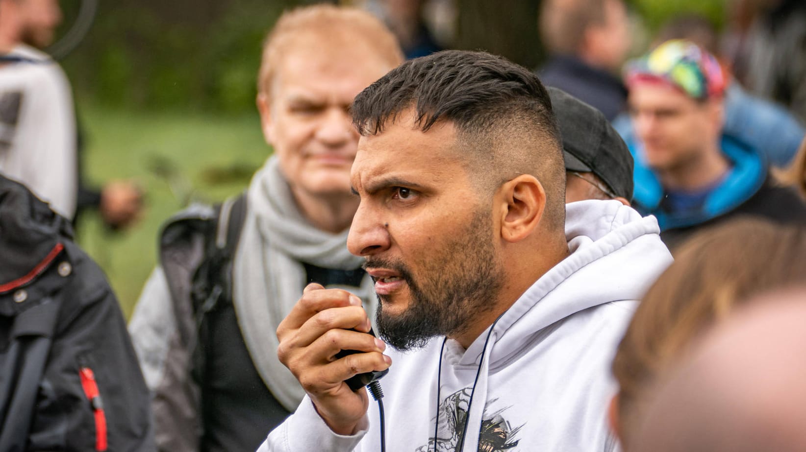 Attila Hildmann bei einer Kundgebung vor dem Reichstag: Der Koch verbreitete ein Fake-Interview bei seinen Anhängern.