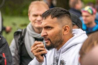 Attila Hildmann bei einer Kundgebung vor dem Reichstag: Der Koch verbreitete ein Fake-Interview bei seinen Anhängern.