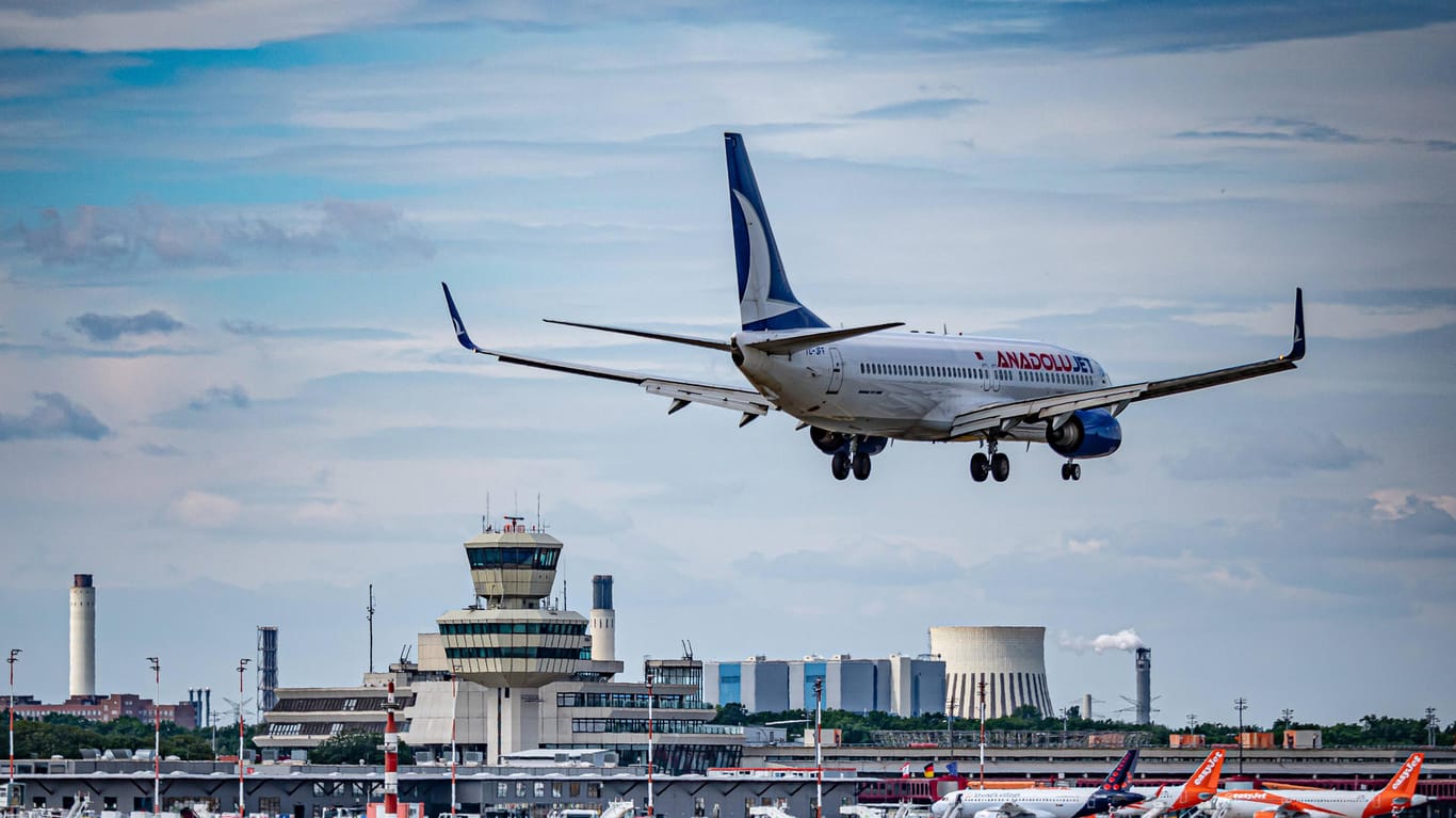 Ein Flugzeug landet am Berliner Flughafen Tegel: Die Fahrgastzahlen haben wieder zugenommen.