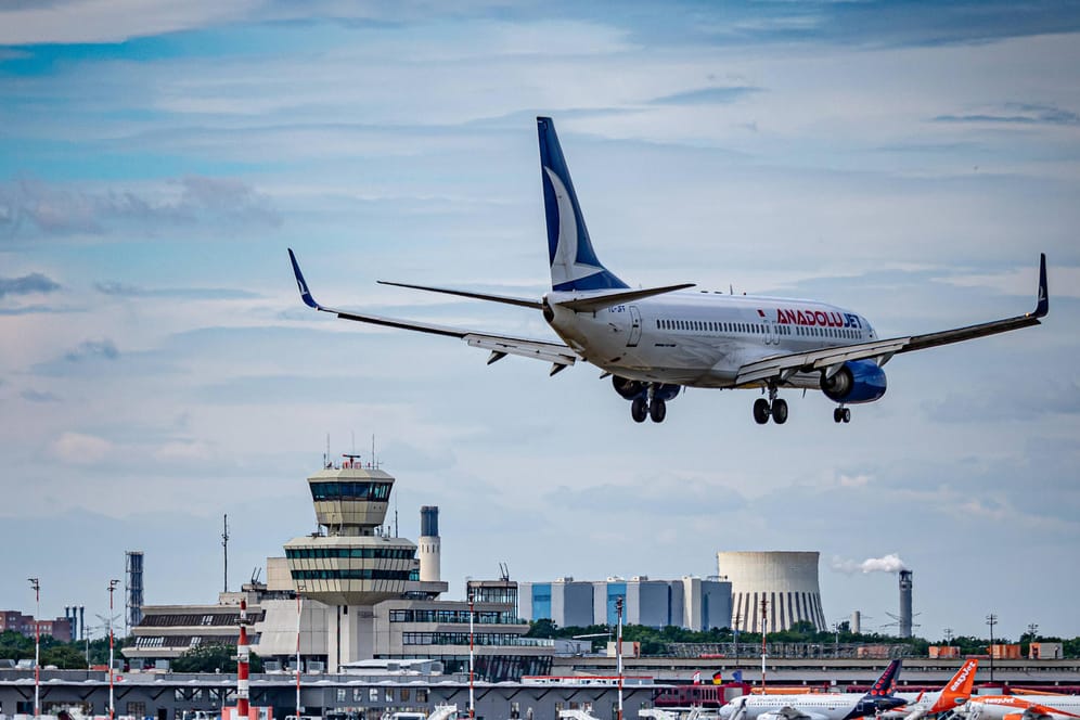 Ein Flugzeug landet am Berliner Flughafen Tegel: Die Fahrgastzahlen haben wieder zugenommen.