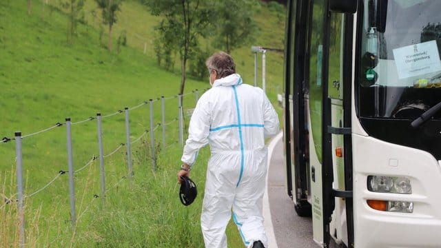 Bei Obergünzburg verlässt ein Mitarbeiter der Spurensicherung den Linienbus. Bei Obergünzburg verlässt ein Mitarbeiter der Spurensicherung den Linienbus.