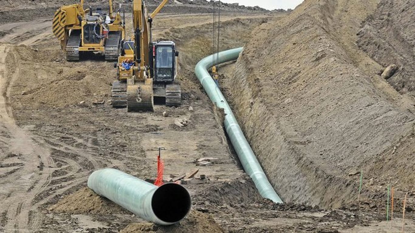 Baumaschinen und Rohre an einer Baustelle der Pipeline Dakota Access.