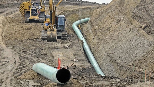 Baumaschinen und Rohre an einer Baustelle der Pipeline Dakota Access. Baumaschinen und Rohre an einer Baustelle der Pipeline Dakota Access.