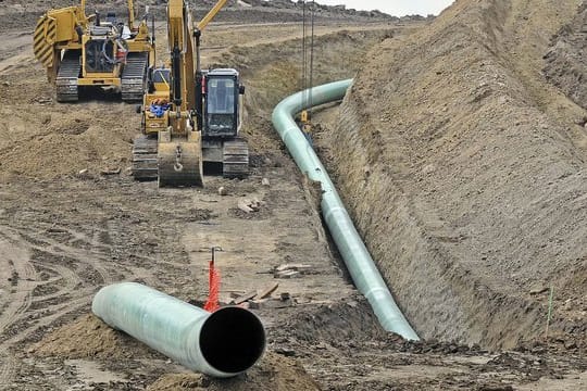 Baumaschinen und Rohre an einer Baustelle der Pipeline Dakota Access.