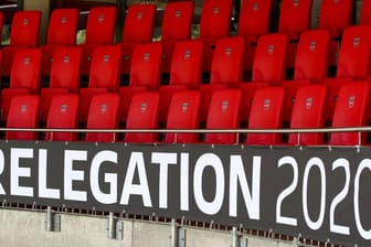 Der Schriftzug "Relegation 2020" ist an der leeren Tribüne angebracht.