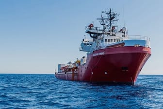 Das private Rettungsschiff "Ocean Viking" der Seenotrettungsorganisation SOS Méditerranée auf dem Mittelmeer.