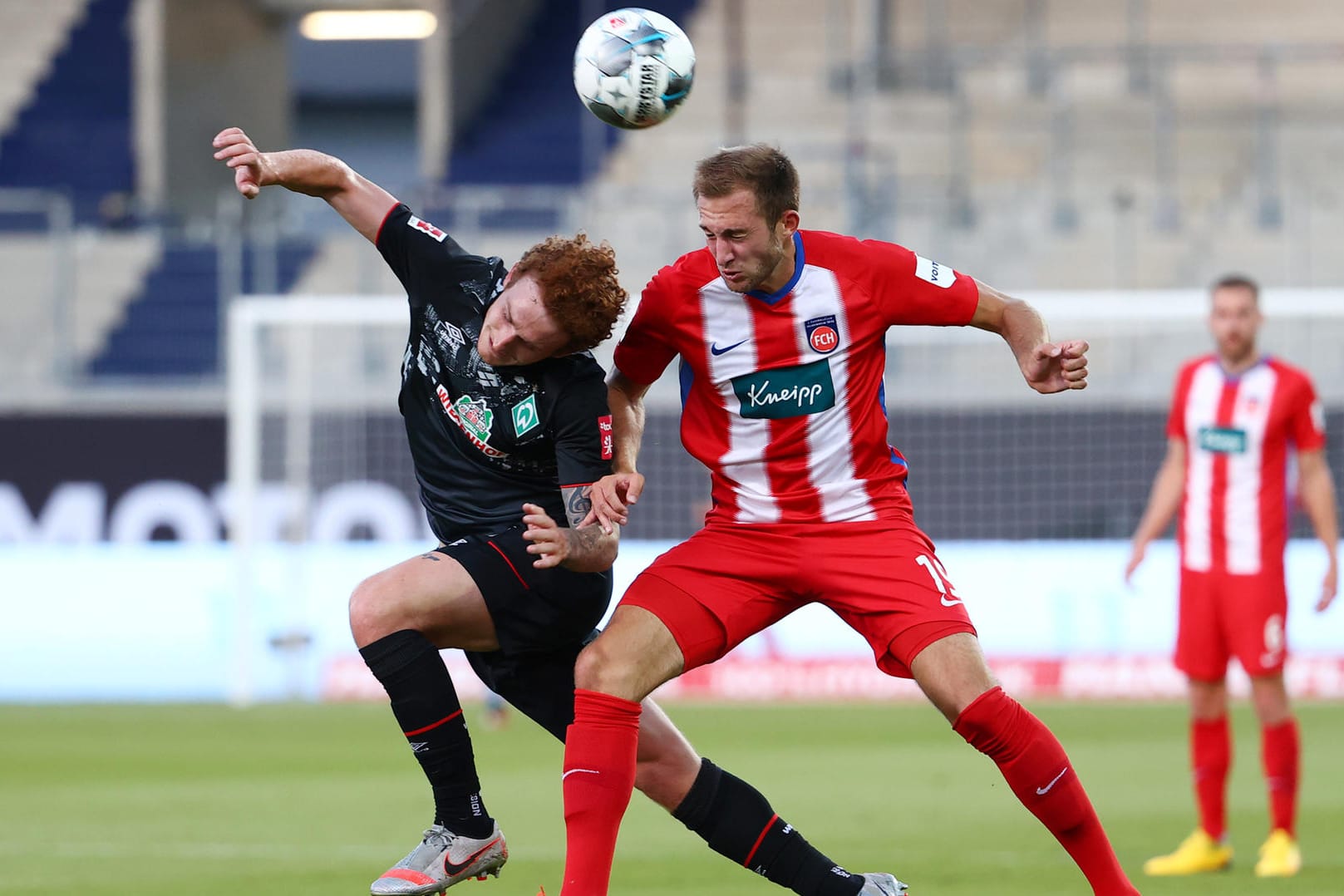 Bremens Sargent (li.) gegen Heidenheims Fohrenbach.