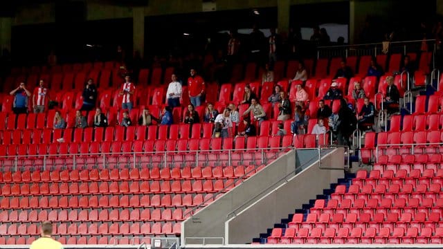 Eine Gruppe Zuschauer sitzt kurzfristig in Heidenheim auf der Tribüne. Eine Gruppe Zuschauer sitzt kurzfristig in Heidenheim auf der Tribüne.