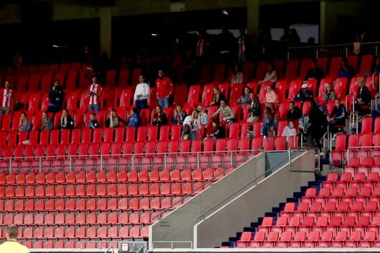Eine Gruppe Zuschauer sitzt kurzfristig in Heidenheim auf der Tribüne.