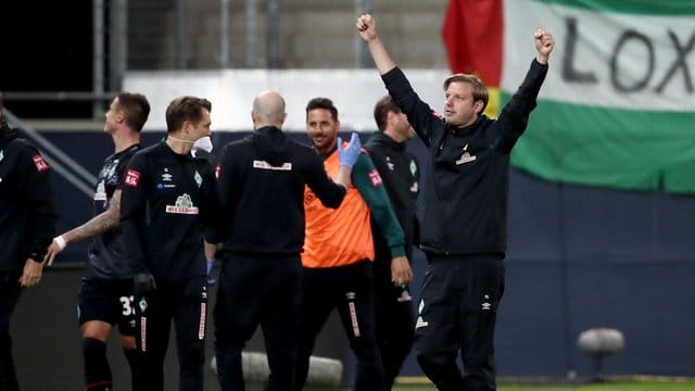 Bremens Trainer Florian Kohfeldt (r) jubelt über den zweiten Treffer gegen den FC Heidenheim.