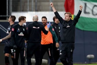 Bremens Trainer Florian Kohfeldt (r) jubelt über den zweiten Treffer gegen den FC Heidenheim.
