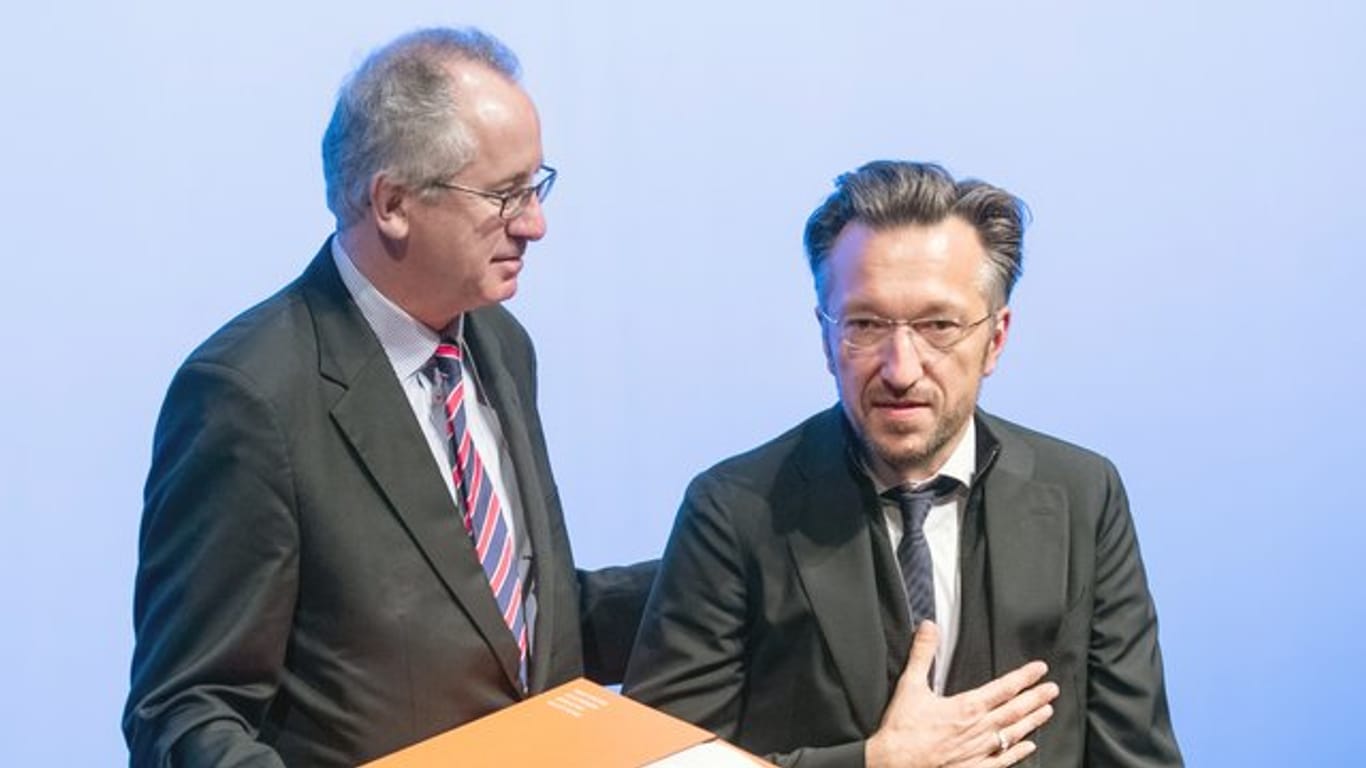 Der Schweizer Autor Lukas Bärfuss (r) wird im November 2019 von dem Literaturkritiker Ernst Osterkamp mit dem Georg-Büchner-Preis ausgezeichnet.