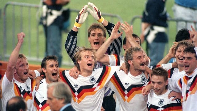 Die deutsche Mannschaft jubelt über den Gewinn der Fußball-WM im Olympiastadion von Rom.