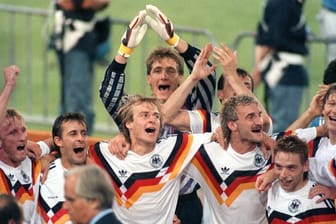 Die deutsche Mannschaft jubelt über den Gewinn der Fußball-WM im Olympiastadion von Rom.