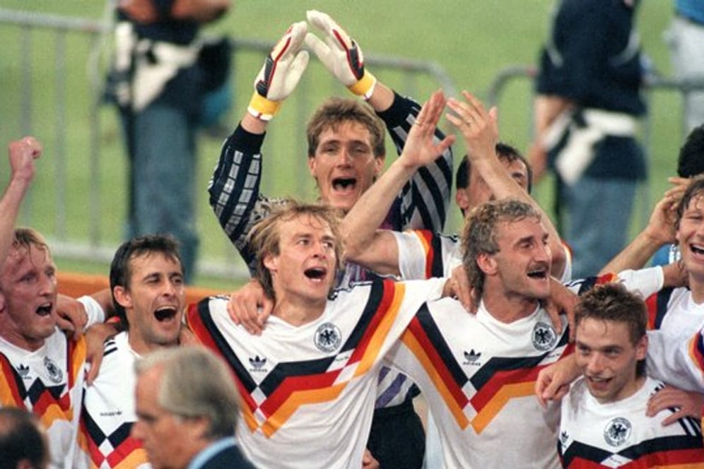 Die deutsche Mannschaft jubelt über den Gewinn der Fußball-WM im Olympiastadion von Rom.
